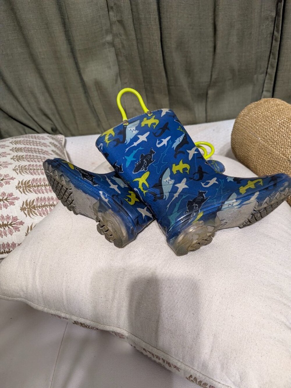 Rain boots Sharks size 11 youth boys excellent